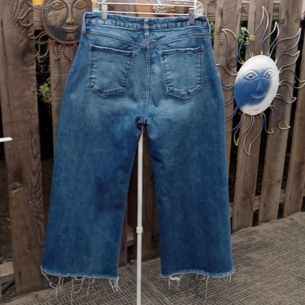 Woman's jeans distressed, good stretch.KUT from the kloth Blue.